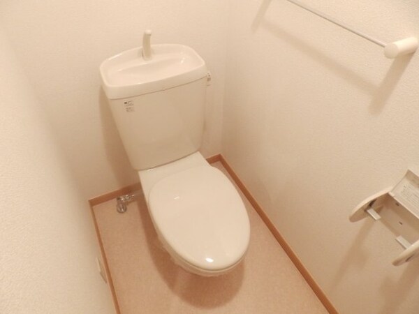 トイレ(同型、反転タイプの部屋写真です)