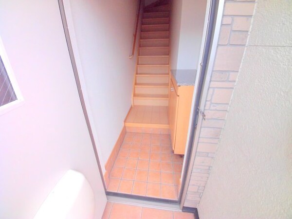 玄関(同物件別室の画像です)