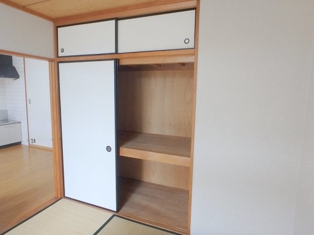 物件内観写真9　(収納天袋付き収納)