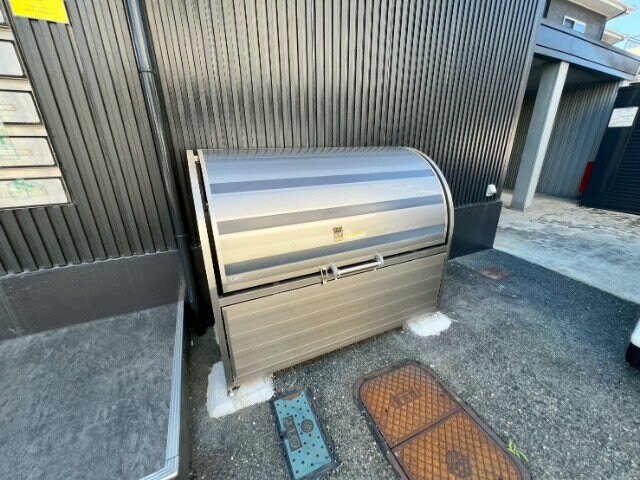 物件外観写真4　(敷地内ゴミ置き場)