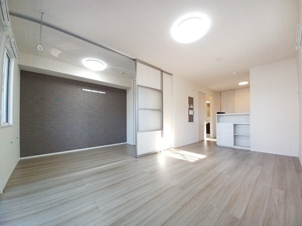 居室・リビング(同物件別室反転タイプ画像)