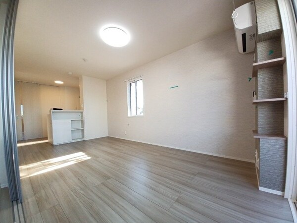 居室・リビング(同物件別室反転タイプ画像)