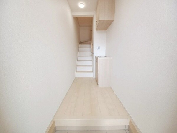 玄関(同物件別部屋参考写真)