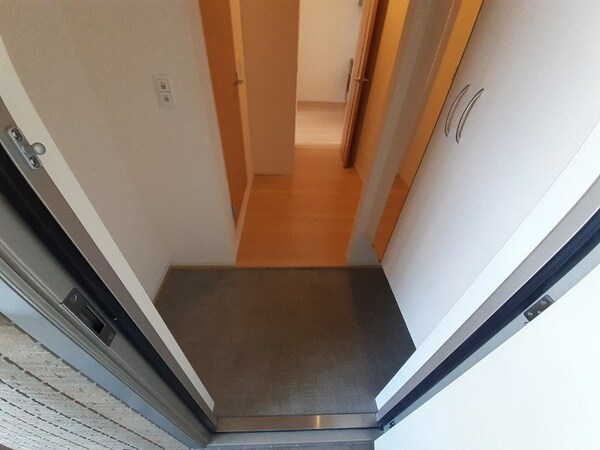 玄関(同建物の別部屋写真です)