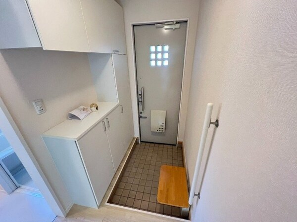 玄関(同物件別部屋のお写真です)