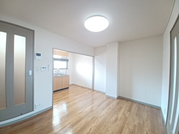 居室・リビング(同建物の別部屋写真です)