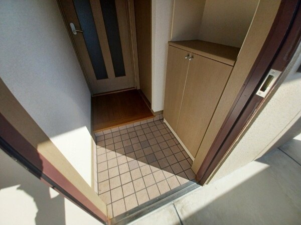 玄関(同建物の別部屋写真です)