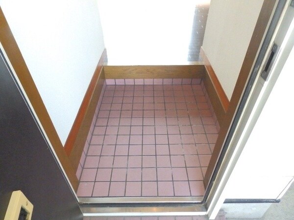 玄関(同型タイプのお部屋)