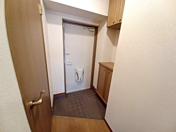 玄関(※同物件別部屋のお写真です。)