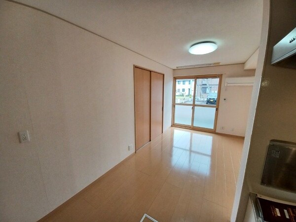 居室・リビング(同建物の別部屋写真です)
