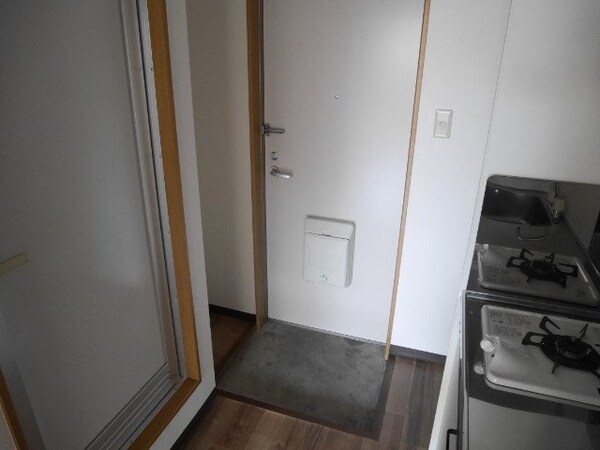 玄関(同物件別室の写真です)