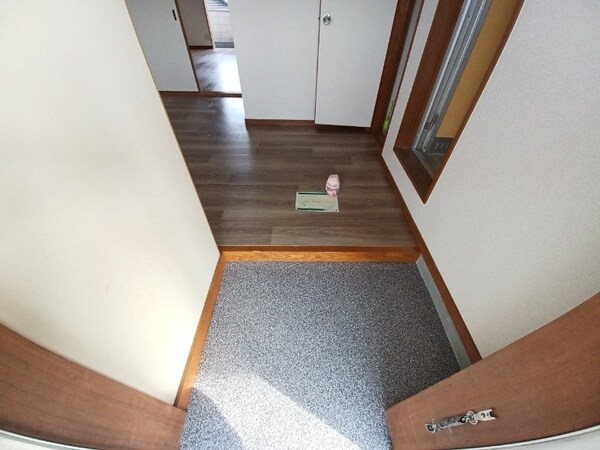 玄関(同物件別部屋参考写真)