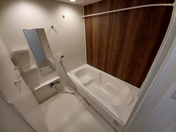 バス／シャワールーム等(同型反転参考写真)