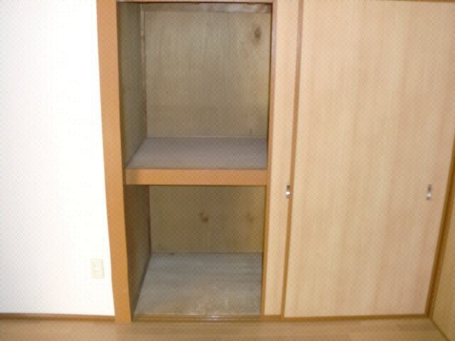 物件内観写真10　(押入れ)