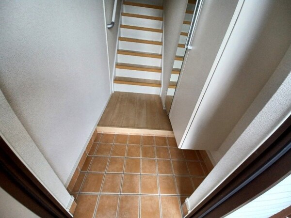 玄関(同建物の別部屋写真です)