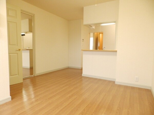 居室・リビング(同建物の別部屋反転写真です)