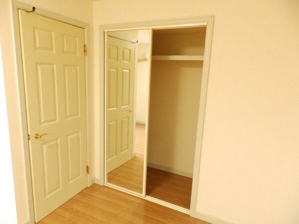 収納(同建物の別部屋反転写真です)