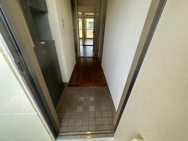 玄関(同物件別部屋参考写真)