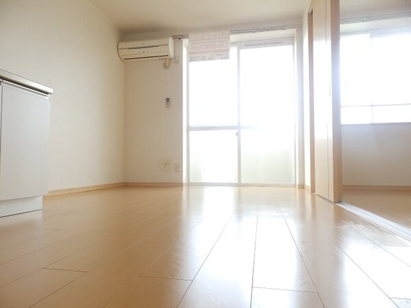 居室・リビング(同物件別部屋のお写真です。)