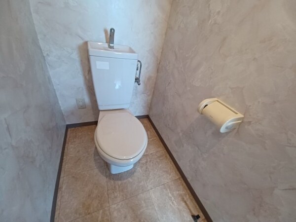 トイレ(同型参考写真)