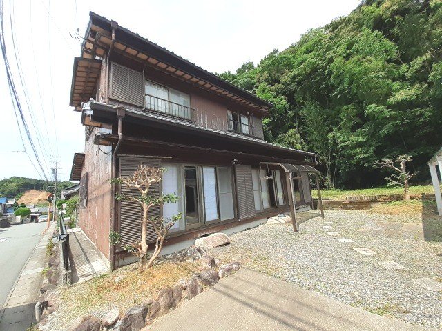 勢田町車がたくさん停まる家