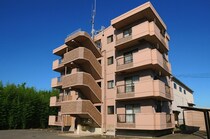 クリニヤンクールの外観写真