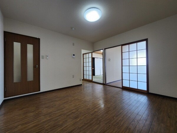 居室・リビング(同物件別部屋のお写真です。)