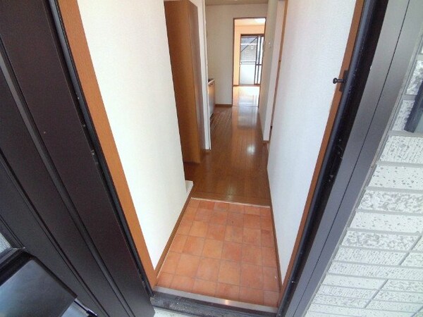 玄関(同物件別室の画像です)