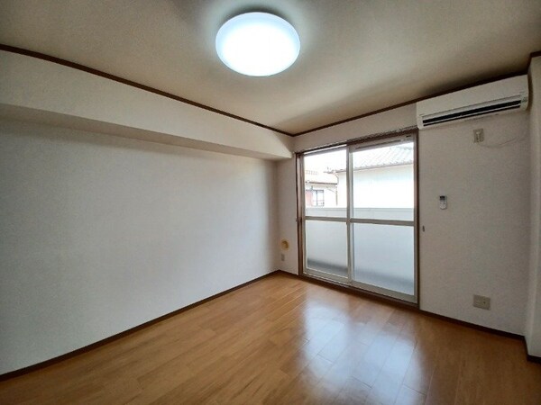 居室・リビング(同物件別部屋のお写真です。)