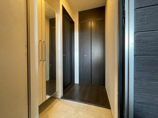 玄関(同物件別部屋写真)