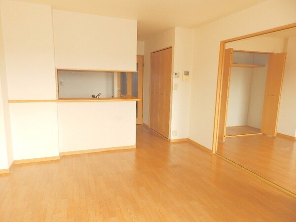 居室・リビング(同型反転参考写真)