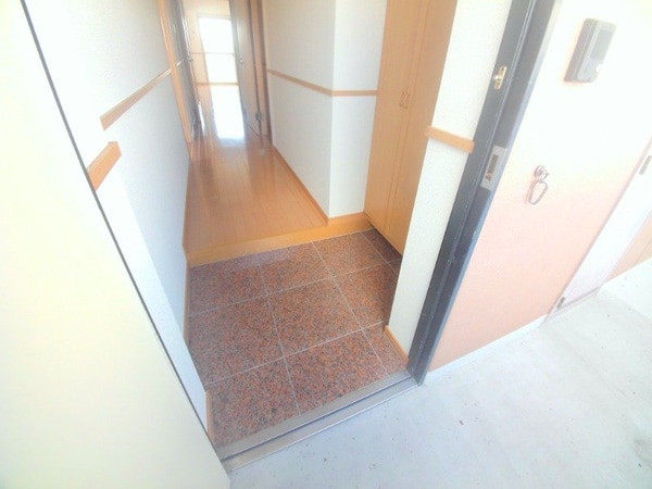 玄関(同物件別部屋参考写真です。)