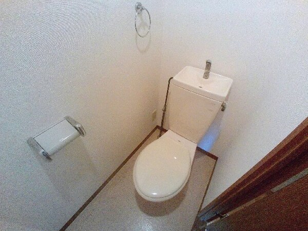 トイレ(トイレ同型参考写真)