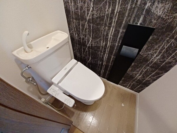 トイレ(同建物の反転写真)