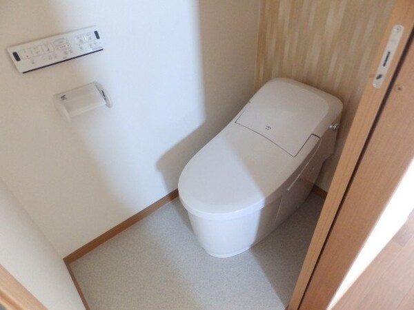 トイレ(同型参考写真)