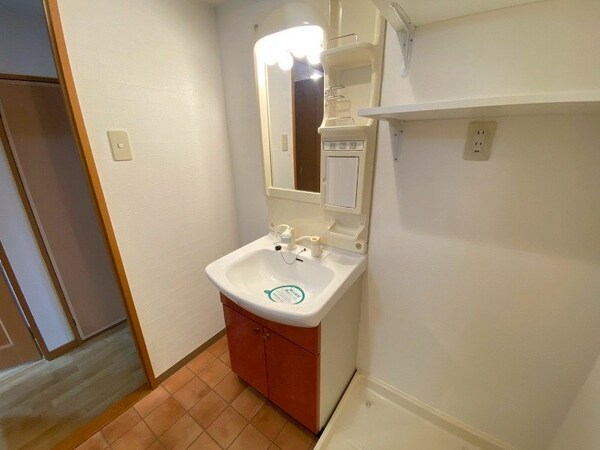 洗面所(同物件別部屋の写真です)