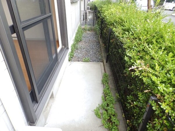庭(庭同物件の別部屋のモデル写真となります)
