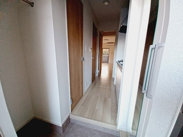 玄関(同物件別部屋参考写真)