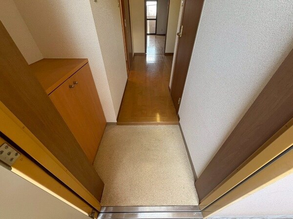 玄関(同型参考写真)