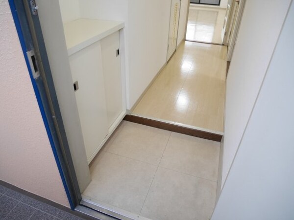 玄関(同物件別室反転写真)