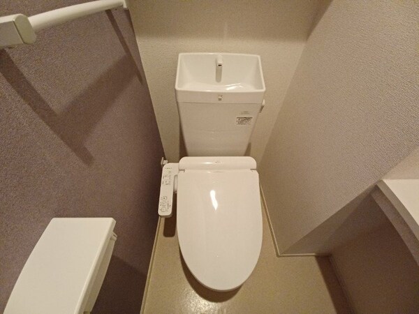 トイレ(別部屋反転参考写真)