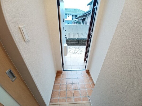 玄関(別部屋反転参考写真)