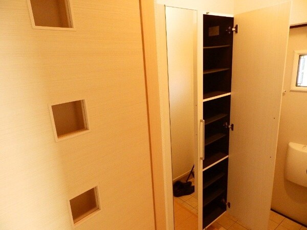 玄関(別部屋反転参考写真)