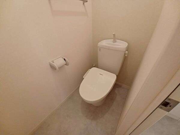 トイレ(同型参考写真)