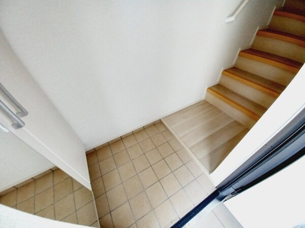 玄関(同型参考写真です。)