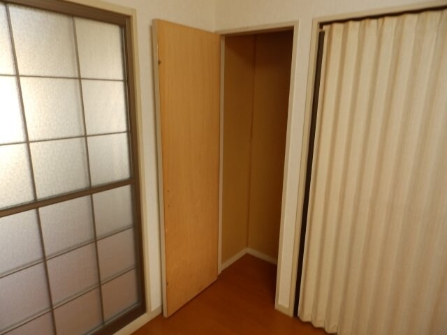 物件内観写真18　(収納同型タイプの写真です)