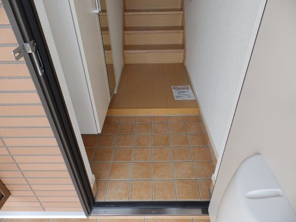 玄関(同物件別部屋参考写真です。)