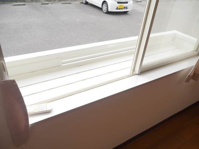 物件内観写真12　(バルコニー別部屋の写真です)