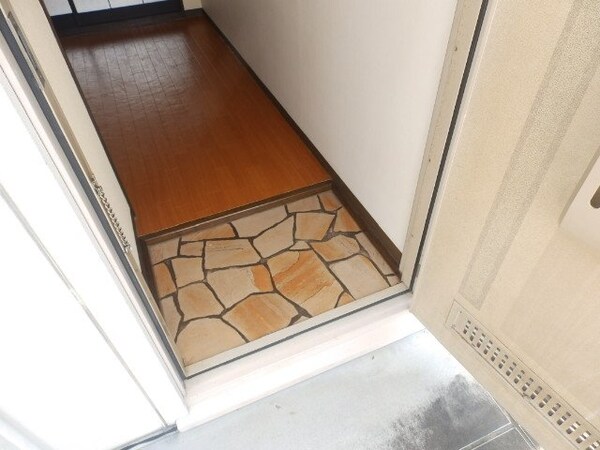 玄関(同型のお部屋の写真です)