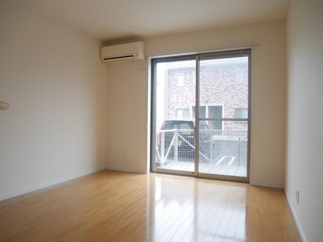 物件内観写真3　(居室・リビング同型タイプの写真です)